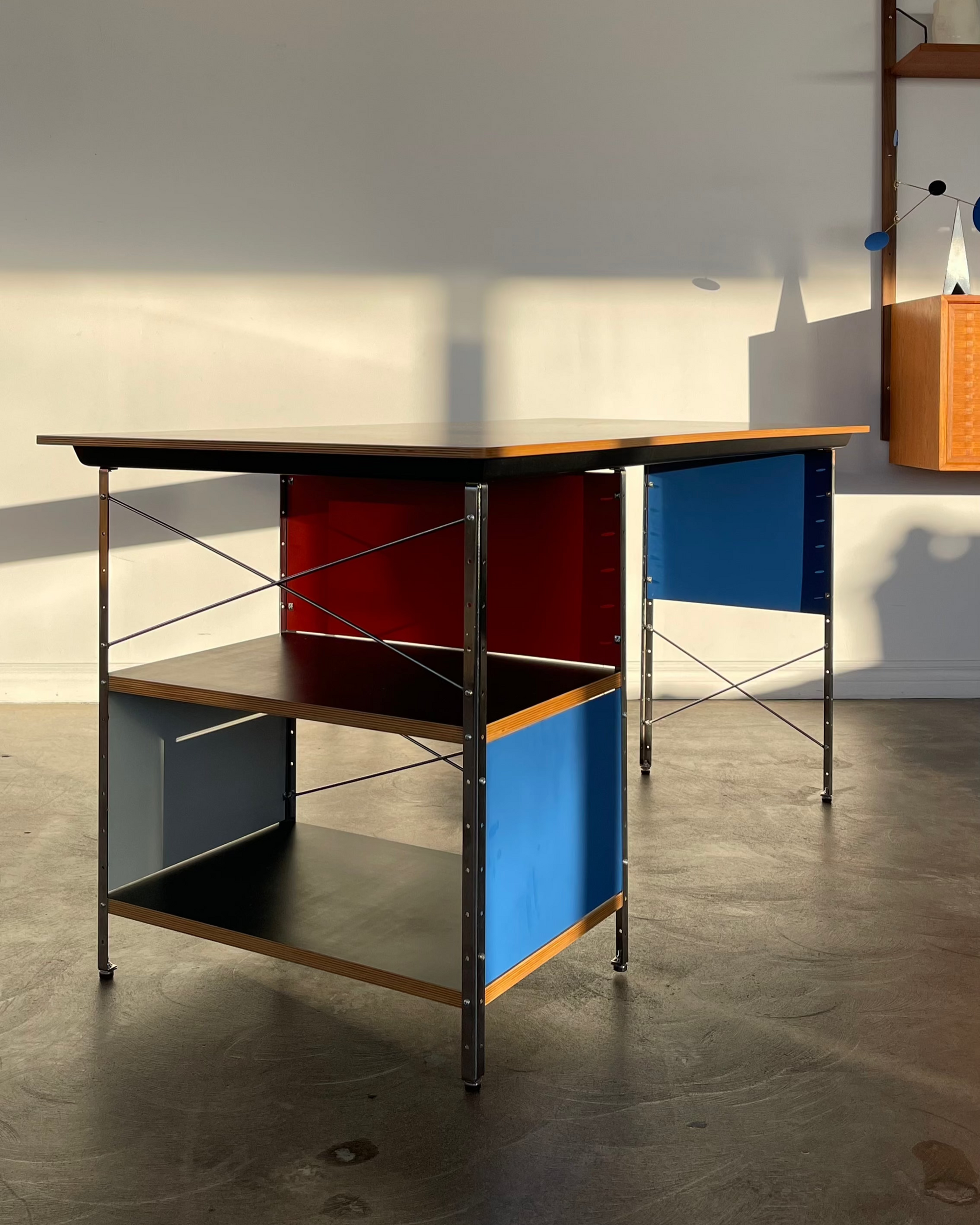 Eames Desk Unit (EDU)